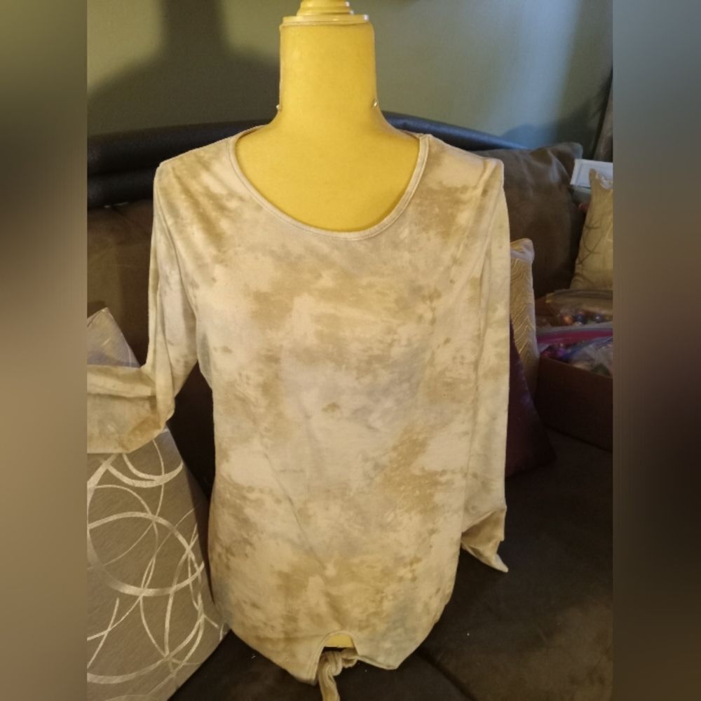 Crew neck, keyhole hem, Sahara desert tye-dye. Total comfort/style. LIKE NEW.